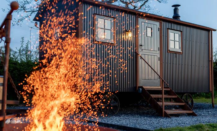 Luxury glamping with wood-burning hot tub, fire pit/bbq combo. With a fully stocked kitchen and hot shower, flushable toilet and onsite gated parking